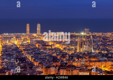 Barcelona Skyline Panorama bei Nacht Stockfoto