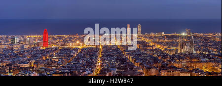 Barcelona Skyline Panorama bei Nacht Stockfoto