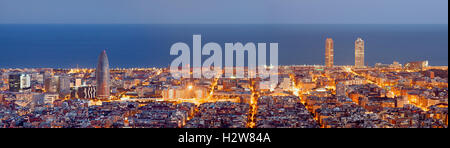 Barcelona Skyline Panorama zur blauen Stunde Stockfoto