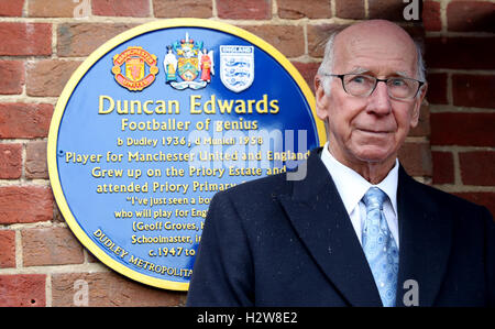 Sir Bobby Charlton stellt eine Hommage an Duncan Edwards im Priorat Park, Dudley. Stockfoto