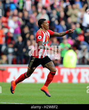 Sunderland Patrick van Aanholt feiert scoring seiner Seite das erste Tor des Spiels während der Premier-League-Spiel im Stadion des Lichts, Sunderland. Stockfoto