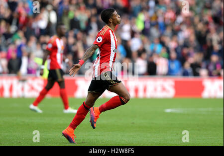Sunderland Patrick van Aanholt feiert scoring seiner Seite das erste Tor des Spiels während der Premier-League-Spiel im Stadion des Lichts, Sunderland. Stockfoto