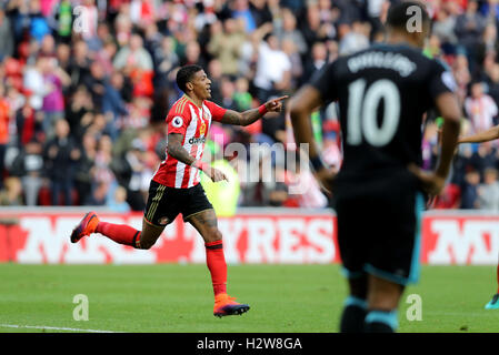 Sunderland Patrick van Aanholt feiert scoring seiner Seite das erste Tor des Spiels während der Premier-League-Spiel im Stadion des Lichts, Sunderland. Stockfoto