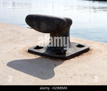 Gusseisen-Bootsanlegestelle in Marine mit großen Schrauben, Farbe schwarz Stockfoto