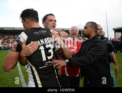 Salford Red Devils Mark Flanagan und Josh Griffin feiern mit den Fans nach dem Sieg ihrer Mannschaft während der ersten Utility Super League, Millionen Pfund Spiel im Craven Park, Rumpf. Stockfoto