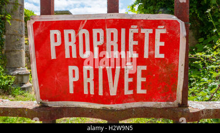 Rot Privateigentum Zeichen in Frankreich Propriete Privee Stockfoto