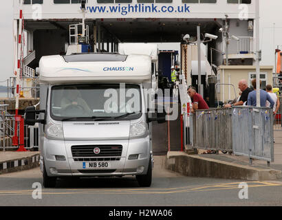 19. September 2016, Isle Of Wight Fähre um Yarmouth auf Lymington Route, UN be-Fahrzeuge, Pkw, van, Camper und 4 x 4 Stockfoto