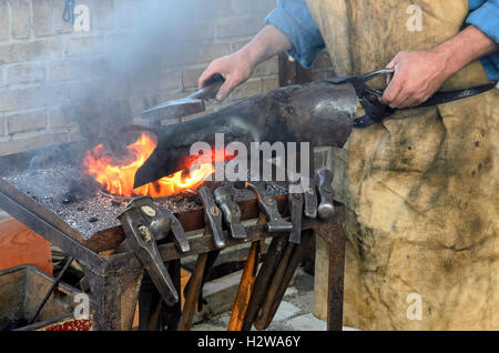 Schmied bei der Arbeit in der Werkstatt in Italien Stockfoto