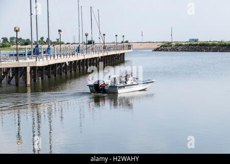 Ein senior Mann treibt sein Boot aus eine Marina für einen Tag der Fischerei im See Hefner, Oklahoma City, Oklahoma, USA. Stockfoto