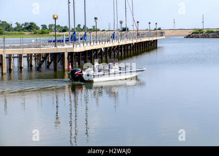 Ein senior Mann treibt sein Boot aus eine Marina für einen Tag der Fischerei im See Hefner, Oklahoma City, Oklahoma, USA. Stockfoto