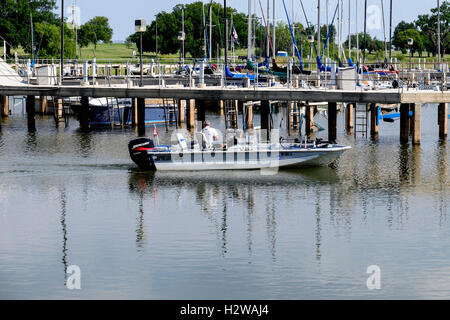 Ein senior Mann treibt sein Boot aus eine Marina für einen Tag der Fischerei im See Hefner, Oklahoma City, Oklahoma, USA. Stockfoto