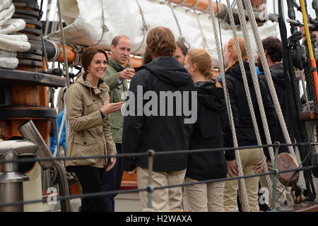 Der Herzog und die Herzogin von Cambridge auf Großsegler, Pacific Grace, vor der Abfahrt mit Mitgliedern der Segel und Life Training Society am Victoria Inner Harbour in Victoria während der Royal Tour of Canada. Stockfoto