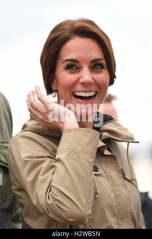 Die Herzogin von Cambridge auf Großsegler, Pacific Grace, vor der Abfahrt mit Mitgliedern der Segel und Life Training Society am Victoria Inner Harbour in Victoria während der Royal Tour of Canada. Stockfoto