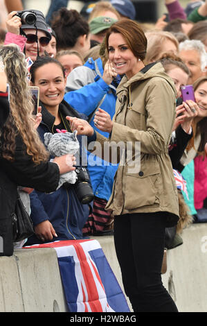 Die Herzogin von Cambridge auf einen Rundgang in Victoria Inner Harbour in Victoria nach dem Segeln auf der Großsegler, Pacific Grace während der Royal Tour of Canada. Stockfoto