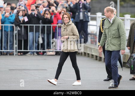 Der Herzog und die Herzogin von Cambridge auf einen Rundgang in Victoria Inner Harbour in Victoria nach dem Segeln auf der Großsegler, Pacific Grace während der Royal Tour of Canada. Stockfoto