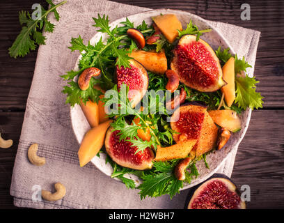 Feigen und Melonen-Salat mit Mizuna oben Stockfoto