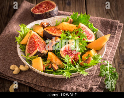 Feigen und Melonen-Salat mit mizuna Stockfoto