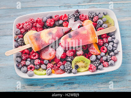 Eis am Stiel auf gefrorene Beeren Stockfoto