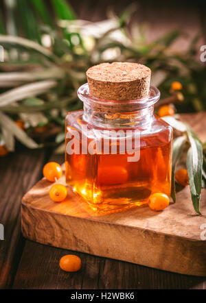 Kleine Flasche Sanddornöl Stockfoto