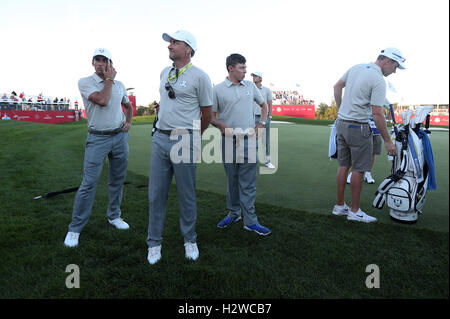 (links nach rechts) Europas Rafael Cabrera-Bello, Europa Vize-Kapitän Ian Poulter und Europas Matthew Fitzpatrick um 18. während der Fourballs am zweiten Tag des 41. Ryder Cup im Hazeltine National Golf Club in Chaska, Minnesota, USA. Stockfoto