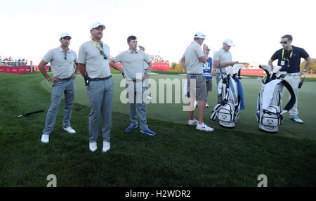 (links nach rechts) Europas Rafael Cabrera-Bello, Europa Vize-Kapitän Ian Poulter und Europas Matthew Fitzpatrick um 18. während der Fourballs am zweiten Tag des 41. Ryder Cup im Hazeltine National Golf Club in Chaska, Minnesota, USA. Stockfoto