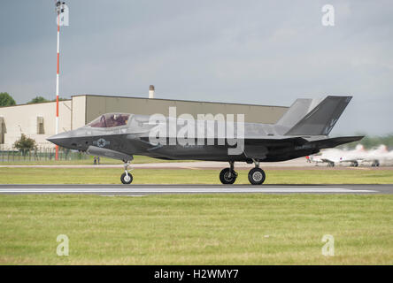 United States Navy Marine F-35 b Lightning II Stealth Fighter reiht sich abheben von RAF Fairford auf die 2016 Royal International Stockfoto