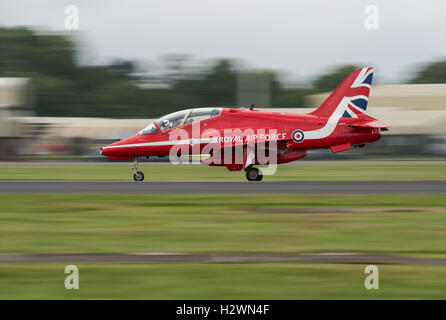 Ein Royal Air Force Red Arrows, die militärischen Kunstflug anzeigen team Hawk Jet-Trainer landet nach der Anzeige bei der 2016 International Air Tattoo Stockfoto