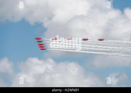 Die Royal Air Force Red Arrows Militärparade aerobatic Team kommen in großen Schlachtordnung vor dem Bruch Landung auf 2016 RIAT Stockfoto