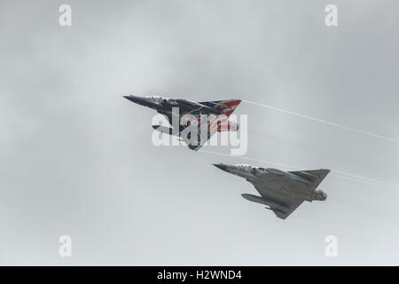 Zwei Kampfjets der Dassault Mirage 2000N bilden die Ramex Delta Display-Team aus der französischen Armee de l ' Air demonstrieren auf RIAT Stockfoto