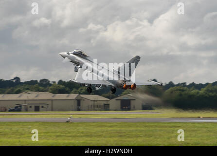 Italienischer Eurofighter Typhoon startet vom RAF Fairford in den Cotswolds 2016 Royal International Air Tattoo angezeigt. Stockfoto