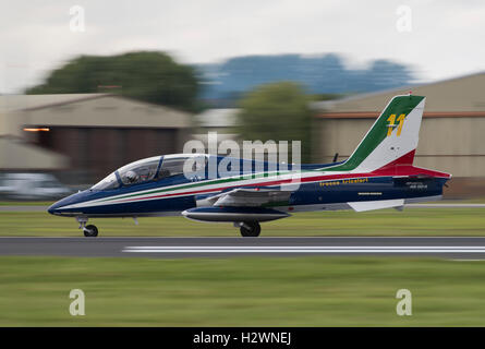 Eine Aermacchi MB-339PAN-Jet-Trainer, Flugzeug Nummer 11 der italienischen Luftwaffe militärische Aerobatic Anzeige Mannschaft beim RIAT Stockfoto