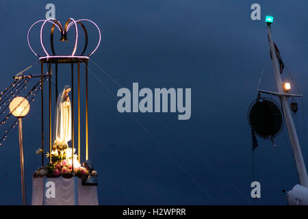 Krumpendorf am Wörthersee: den Wörthersee, nächtliche Bootsprozession an Maria Himmelfahrt, Schiff, Statue der Maria, Kärnten, Ca Stockfoto