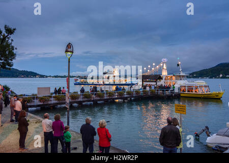 Krumpendorf am Wörthersee: den Wörthersee, nächtliche Bootsprozession an Maria Himmelfahrt, Schiff, Statue der Maria, Kärnten, Ca Stockfoto