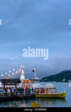 Krumpendorf am Wörthersee: den Wörthersee, nächtliche Bootsprozession an Maria Himmelfahrt, Schiff, Statue der Maria, Kärnten, Ca Stockfoto