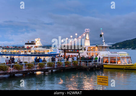 Krumpendorf am Wörthersee: den Wörthersee, nächtliche Bootsprozession an Maria Himmelfahrt, Schiff, Statue der Maria, Kärnten, Ca Stockfoto