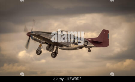 P51 Mustang im Flug in der Dämmerung Stockfoto