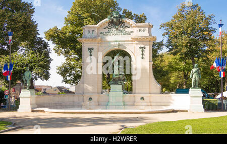 Der Stein und Bronze Denkmal wurde im Jahre 1901 zur Erinnerung an Eure et Loire Soldaten getötet, während die preußisch-1870 Stockfoto