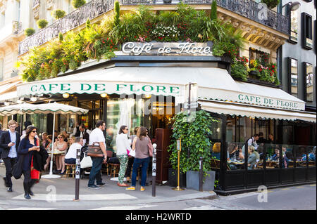 Paris; Frankreich-Juni 09, 2016: Das berühmte Café de Flore befindet sich an der Ecke Boulevard Saint Germain und Rue Saint Benoit. Stockfoto