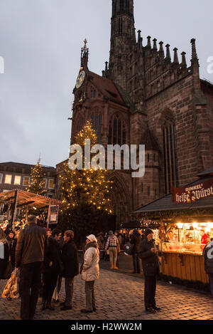 In der Abenddämmerung vor der Frauenkirche mit Blick auf den Hauptplatz der Stadt, den Hauptmarkt und den Weihnachtsmarkt Stockfoto