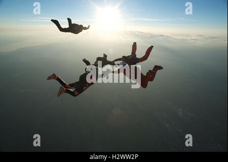 Ein Fallschirmspringer näher an eine Formation im freien Fall Stockfoto