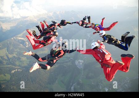 Neun Fallschirmspringer bilden eine Sternentstehung über Gruyères in der Schweiz Stockfoto