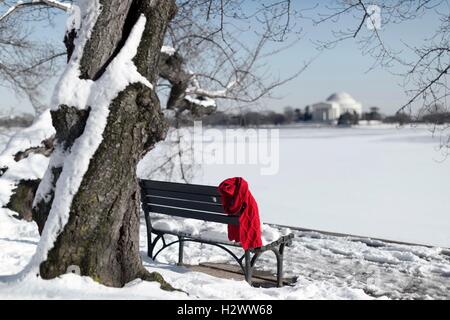 Ein roten Schal hängt an einer leeren Bank entlang der Tidal Basin in Washington, DC. Stockfoto