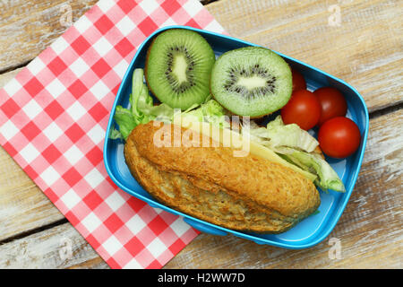 Gesundes Lunchpaket mit braunen Käse-Sandwich, Cherry-Tomaten und Kiwis Stockfoto