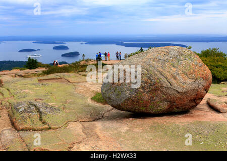 Einem großen Felsbrocken auf Cadillac Mountain, Acadia National Park, Maine, USA Stockfoto