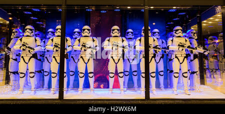 Paris, Frankreich-November 18, 2015: Weihnachten Schaufenster im Einkaufszentrum Galeries Lafayette am Boulevard Haussmann im 9. arr Stockfoto