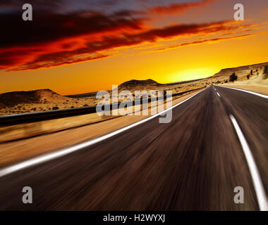 Straße in Wüste mit Motion blur Stockfoto