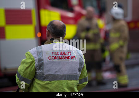 Feuerwehrleute besuchen ein Feuer in einem Hotel auf Birchgrove Straße, Birchgrove, Cardiff, Südwales, UK. Stockfoto