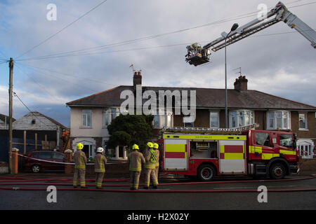 Feuerwehrleute besuchen ein Feuer in einem Hotel auf Birchgrove Straße, Birchgrove, Cardiff. Stockfoto