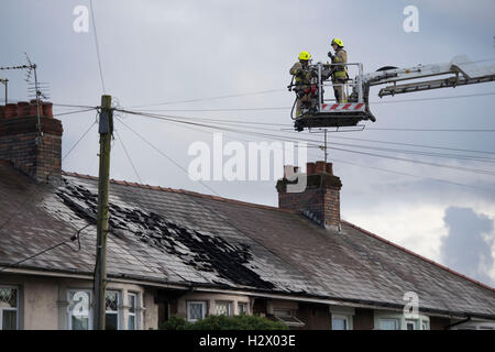 Firefighers besuchen eine Eigenschaft Feuer im Dach eines Hauses auf Birchgrove Road, Cardiff. Stockfoto