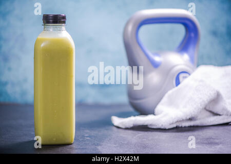 Grüner Smoothie auf dem Fitness-Studio, Wellness-Konzept Stockfoto